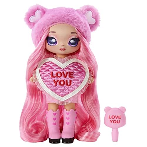 Na! Na! Na! Surprise Serie Sweetest Heart- Gisele GOODHEART - Muñeca de Peluche Rosa con Pelo Rosa, Vestido en Forma de corazón y Cepillo - para coleccionar - Regalo para niños a Partir de 5 años