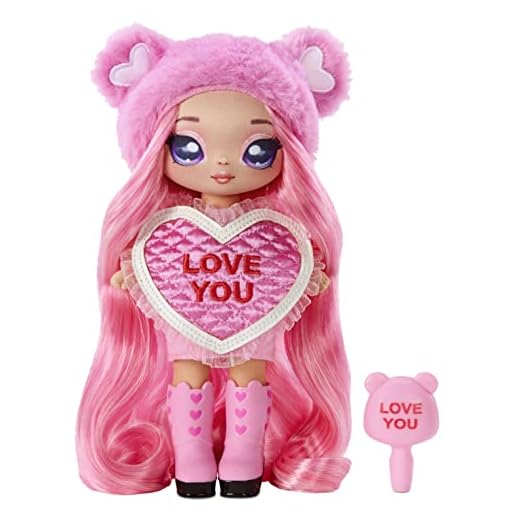 Na! Na! Na! Surprise Serie Sweetest Heart- Gisele GOODHEART - Muñeca de Peluche Rosa con Pelo Rosa, Vestido en Forma de corazón y Cepillo - para coleccionar - Regalo para niños a Partir de 5 años