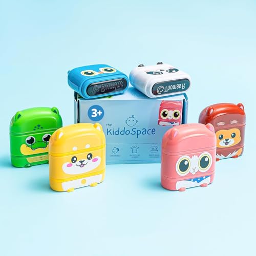 KiddoSpace Timbro Nome Personalizzato per Vestiti Bambini – Doppio Lato con Inchiostro Bianco e Nero – Timbro Asilo Riutilizzabile per Abbigliamento