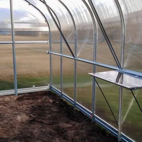Szklarnia Klasika STANDART 20 (2,5 x 8 m) z fundamentem, poliwęglanem 6 mm i lukami dachowymi z automatycznymi otwieraczami.