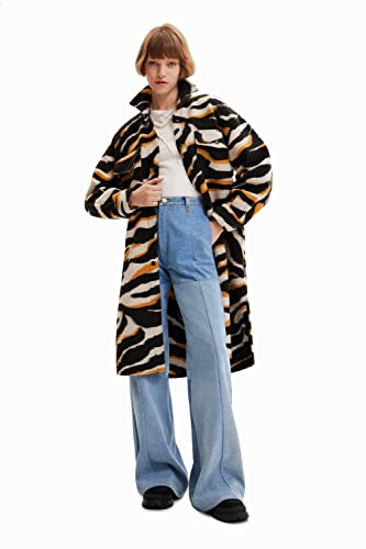 Lleva el estilo Desigual con esta camisa oversize. El punto jacquard de rayas de cebra le da un toque único y moderno. Con cuello camisero, es perfecta para todas tus ocasiones. ¡Consigue la tuya ahora!
