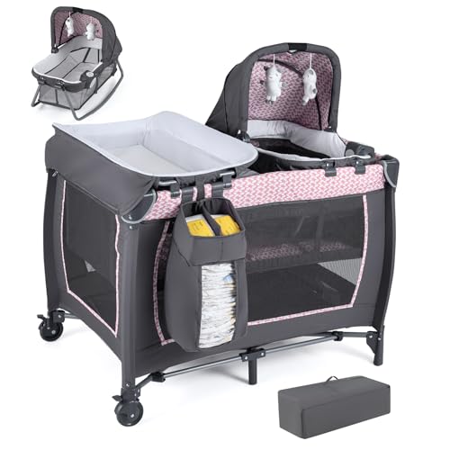 COSTWAY Cuna de Viaje Bebe con Colchón, 5 en 1 Centro de Actividades para Bebés con Cambiador, Cuna para Bebé, 2 Juguetes Colgantes y Caja de Música, Ruedas Móviles y Cesta de Almacenamiento (Rosa)