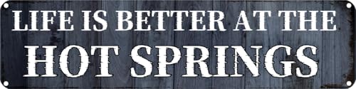 SMAZDFXX Blechschild mit der Aufschrift „LIFE IS BETTER AT THE HOT SPRINGS, Weihnachtsdekoration, Retro-Wanddekoration für Zuhause, Kaffeebar, lustiges Aluminiumschild, 10,2 x 40,6 cm