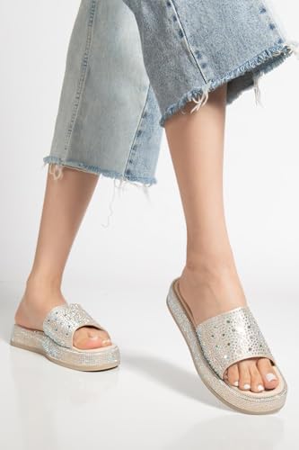 Resim Kadın Dolgu Topuklu Terlik Bej Kalın Tek Bantlı Taşlı Tokalı Taban Sargılı 