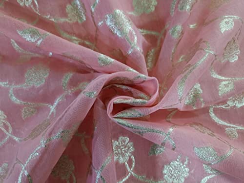 Tissu jacquard Lurex argenté infroissable motif floral rose pour veste