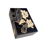 Chaque pièce unique célèbre les techniques traditionnelles de laque chinoise, offrant à la fois une inspiration pour la décoration de la maison et la protection des bijoux dans un accessoire tendance