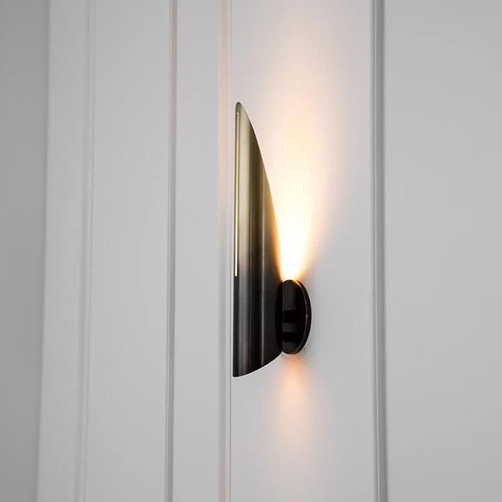 Lámpara de pared minimalista en metal con acabado sofisticado para dormitorios y salones