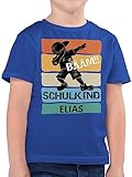 ✔️ GRUNDSCHULE MOTIV: Das Thema Schule wird stetig beliebter und du bist auf der Suche nach passenden t-shirts dazu. Hast du nach „t-shirt einschulung jungen blau“ gesucht? Mit diesem coolen Motiv hast du das perfekte Geschenk und zauberst Erstklässler und ABC-Schützen garantiert ein Lächeln ins Gesicht. „Bääm!! Schulkind“ ist ein cooles Statement und außerdem das Highlight zum Schulbeginn