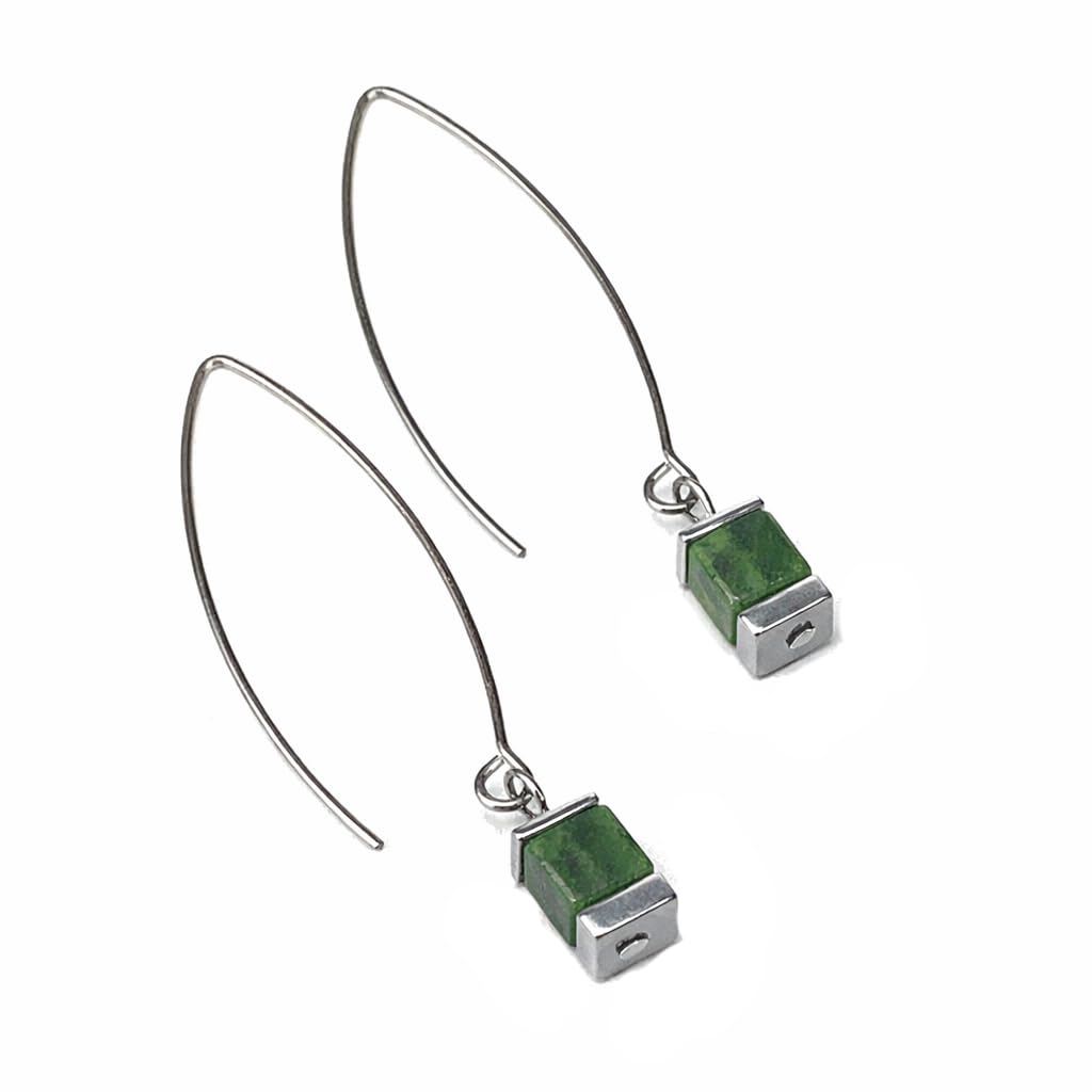 Handgemachte Hals Kette mit Polaris Würfel und Hämatit Edelstein sowie einem Edelstahlverschluss mit Verlängerung