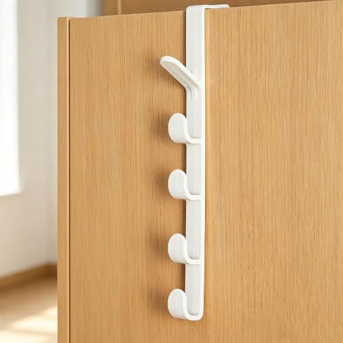 Um cabide atrás da porta, organizador para pendurar roupas, mochilas, bolsas, chapéus, chaves no quarto, casa, branco