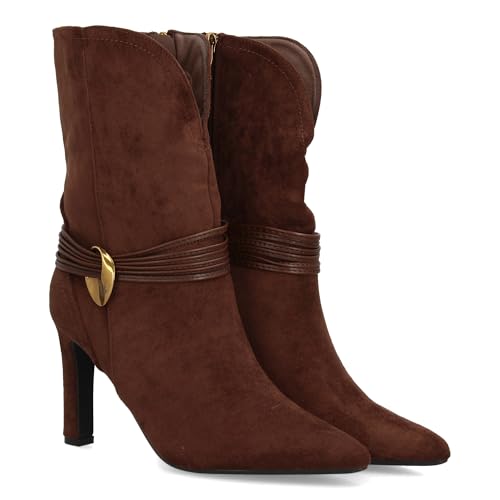 97522 Botin de mujer con cana media con corte curvado, que estiliza la pierna. Tiras decorativas entrecruzadas con aplique metalico en el lateral, tacon alto fino y cierre de cremallera. Cafe Talla 38