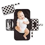 Accès rapide aux lingettes : Doté d’une grande poche pour lingettes, ce tapis à langer permet des changes rapides et pratiques lors de vos déplacements. Il peut contenir des lingettes taille normale en toute sécurité, vous préparant à toute urgence en voyage. Tous les articles essentiels restent à portée de main pour un change sans stress.