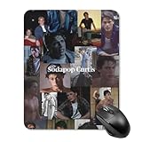 Description du matériau : la base en caoutchouc assure une excellente adhérence sur les surfaces lisses, gardant le tapis de souris fermement en place pour un contrôle précis pendant le travail ou les jeux. Léger et peu encombrant, ce tapis ultra fin se glisse facilement dans n'importe quel sac d'ordinateur portable, parfait pour les voyages, les affaires ou le bureau à domicile. Le revêtement imperméable protège contre les déversements et les taches. Il suffit de le nettoyer et de continuer à l'utiliser sans interruption. La surface finement texturée réduit la friction et améliore la glisse, assurant un suivi optimal pour tous les types de souris laser et optiques.