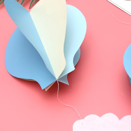 Décorations aériennes montgolfières beige pour sublimer une chambre d'enfant