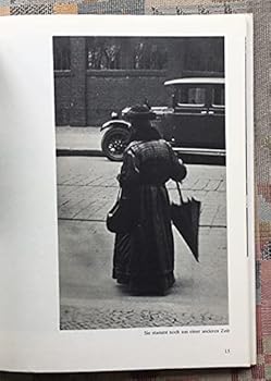 Paperback Berlin vor fu¨nfzig Jahren: E. Fotoreporter sieht seine Stadt u. ihre Menschen (German Edition) [German] Book