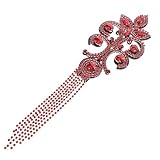 Conception de pompon vintage : les accents de pompon offrent un look sophistiqué et rétro, chaîne d'épaule en strass, accessoires vestimentaires