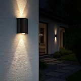 Aplique de pared bidireccional fabricado en aluminio de color negro con acabados de alta calidad. Presenta un diseño elegante y contemporáneo, fácilmente combinable con distintos estilos decorativos. Cuenta con dos luminarias LED integradas (chip Cree) de 3W cada una, que proporcionan una iluminación doble cara en tonalidad blanco cálido (3000K), con un ángulo de apertura de 30°. Este aplique de líneas modernas es ideal para iluminación de jardines, terrazas o balcones, como así también de