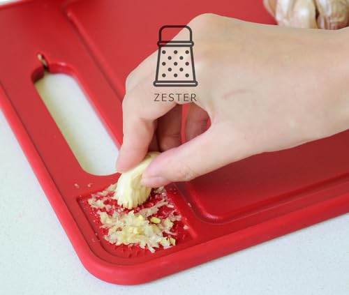 Tabla de cortar rectangular Funday de plástico rojo con mango incorporado y ranura para jugos, multifuncional con afilador y rallador miniatura 4