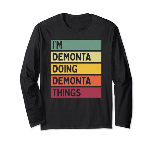 Citazione personalizzata nome con effetto testo usurato come idea regalo personale o abito di coppia abbinato per Demonta. Sono disponibili anche molte altre citazioni di nomi personalizzati.