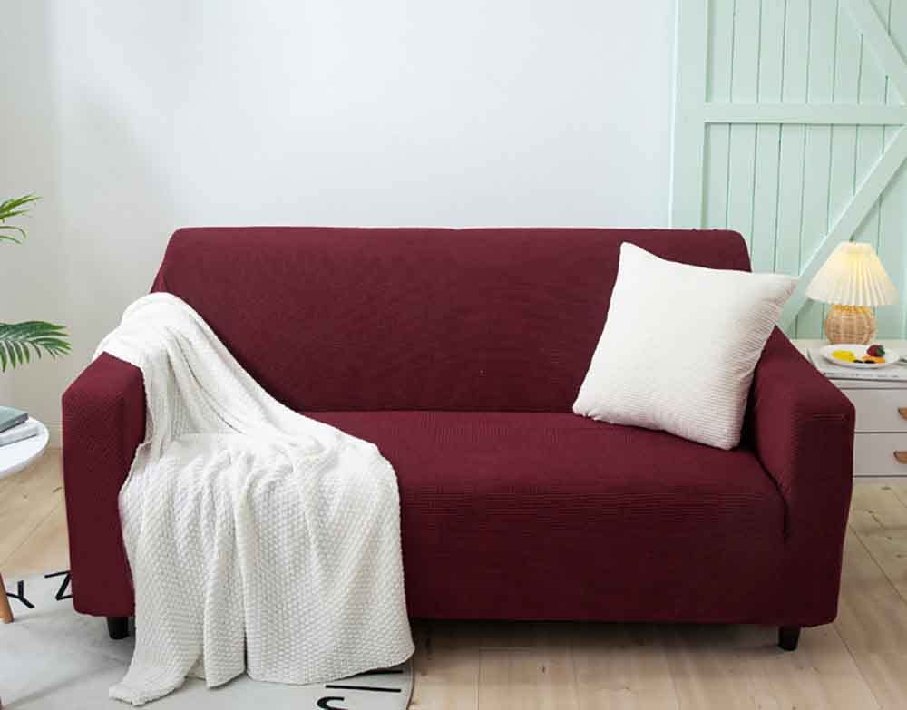 Housse de canapé extensible bordeaux pour un salon chaleureux en famille