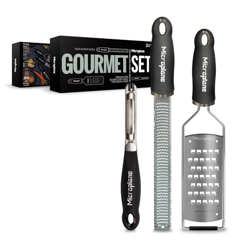 Microplane Gourmet Küchenreibe Set 3-teilig – Premium Zester, Reibe sehr grob & Gemüseschäler | Edelstahl, ultrascharfe Klingen, rutschfester Soft-Touch-Griff, Profi Küchenhelfer