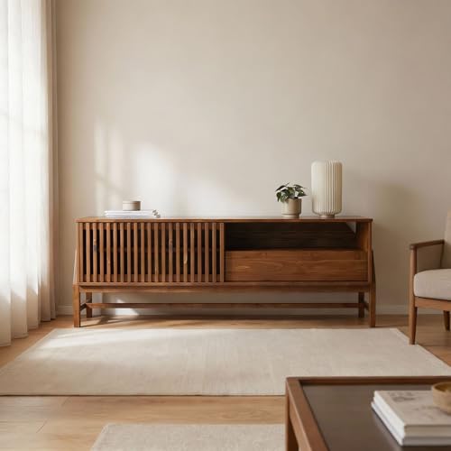 Meuble TV ADAMO L 145 cm en Bois Massif Couleur Châtaignier avec 1 Porte Coulissante, 1 Tiroir, Design Chaleureux à Lamelles, Meuble Télé avec Rangement Varié, Convient pour TV jusqu'à 165 cm (65)