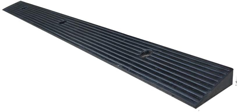 Rampe de montée en caoutchouc noir avec surface antidérapante pour seuil