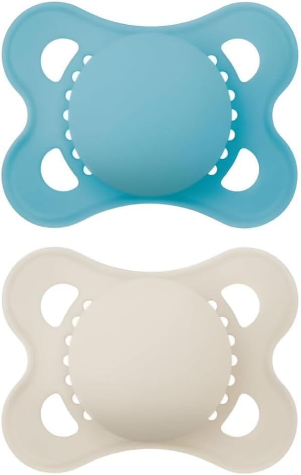 MAM Original Succhietto 2-6 Mesi (Set da 2), Ciuccio MAM 2-6 mesi con tettarella ortodontica in caucciù, Kit da 2 accessori neonato con pratico porta ciuccio sterilizzatore, Azzurro/Neutro