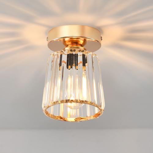 Plafonnier cristal industriel doré pour illuminer une cuisine sombre