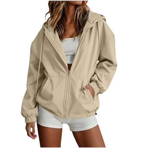 Veste de pluie imperméable femme à capuche pour rester au sec malgré le vent frais