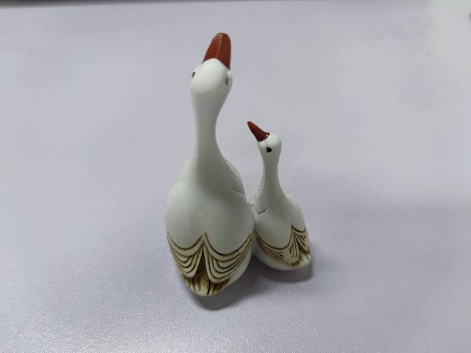 Voyyphixa White Mother Duck and Ducklings Figurine, Resin Sculpture for Garden Decor Small & Large - Image 2
