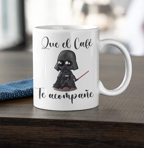 MOL3D - Taza con frase y dibujo. Regalo Original. Que el café te acompañe - 350 ml Cover