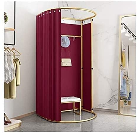 Vestiaire de magasin de vêtements avec cabine d'essayage dorée et rideau d'ombrage