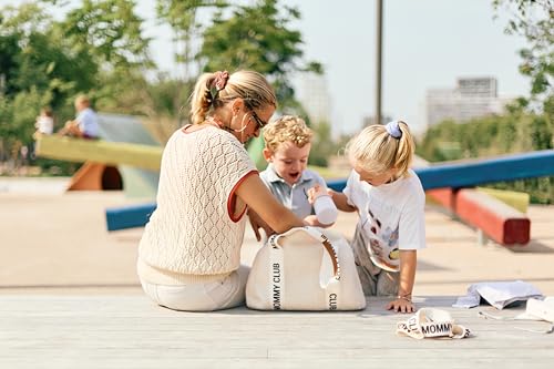 CHILDHOME, Sac A Langer Bebe, Mommy Bag, Matelas a langer bebe Inclus, Nombreux Rangements, Attaches poussette, Bandoulière, Cuir Vegan, 22L, Mommy Club Signature, Teddy White – vue 3
