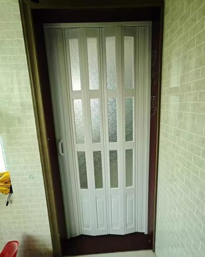 Puerta de granero plegable de 80 pulgadas de alto, puerta corredera blanca con aspecto de roble con vidrio acrílico esmerilado para puerta interior, armario, dormitorio, pasillo, puerta plegable (64 x