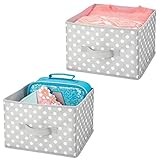 mDesign Juego de 2 cajas de almacenaje para ropa, juguetes, etc. – Cestas organizadoras con asas en fibra sintética de lunares – Organizador de armarios mediano para habitación infantil – gris/blanco