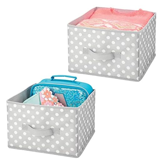 mDesign Juego de 2 cajas de almacenaje para ropa, juguetes, etc. – Cestas organizadoras con asas en fibra sintética de lunares – Organizador de armarios mediano para habitación infantil – gris/blanco