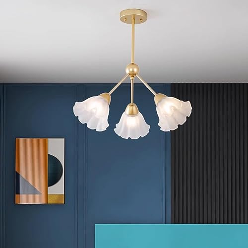 Lustre suspendu moderne en or brossé doté de globes blancs dépolis