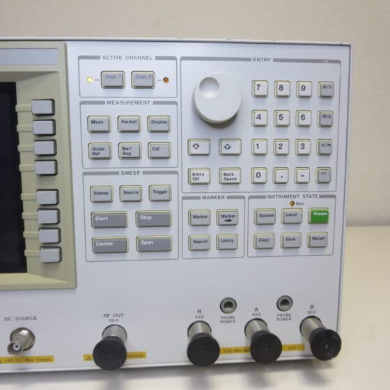 Keysight 4395A boshqaruv panelining yaqindan ko'rinishi