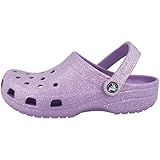 Original, brillant et confortable : si vous ne pouvez pas vous soucier de faire assez d'éclat dans votre routine quotidienne, ces sabots en crocs métalliques et scintillants seront l'accessoire parfait pour votre tenue. Sparkle away.