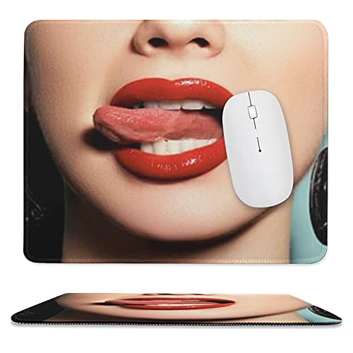 �Z�N�V�[�ȐO�G�b�W���X�e�b�`���ꂽ�}�E�X�p�b�h �e�N�X�`���}�E�X�p�b�h�A�V�R�S���x�[�X�̃}�E�X�p�b�h�A2�̃T�C�Y�̃}�E�X�p�b�h�A�I�t�B�X�A����A���b�v�g�b�v�̗��s�ɓK���Ă��܂�