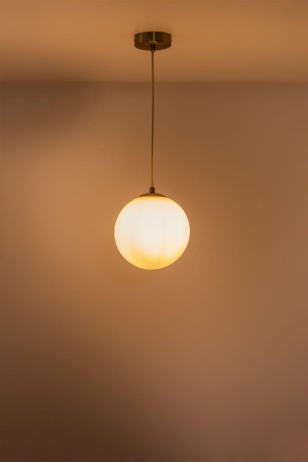 SKLUM Żelazna lampa sufitowa ze szklaną kulą Uvol Ø19 cm