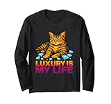 Chat tigré confiant se prélassant parmi les diamants avec le texte en gras « Luxury Is My Life ». Parfait pour les amoureux des chats avec de la personnalité, les fans d'humour ou toute personne qui aime l'art élégant mais ludique avec un message élégant et confiant.