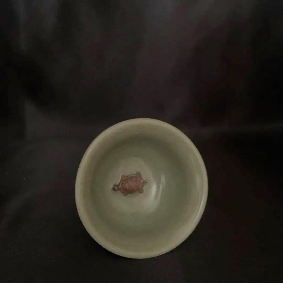 【昇龍洞】龍泉窯貼亀形紋馬上盃（明時代） 昇龍洞】龍泉窯貼亀形紋馬上盃（明時代） 昇龍洞】龍泉窯