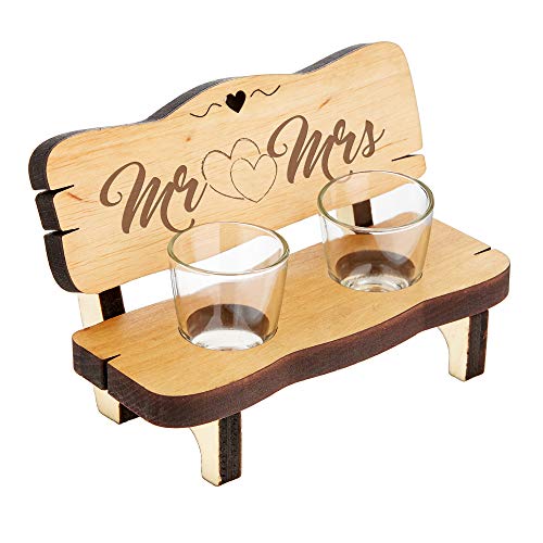 Casa Vivente Banco con 2 Vasos de Licor, con Grabado de Mr & Mrs, Vasos de Chupito en Pequeño Banco de Madera, Peso 330 gr Cover