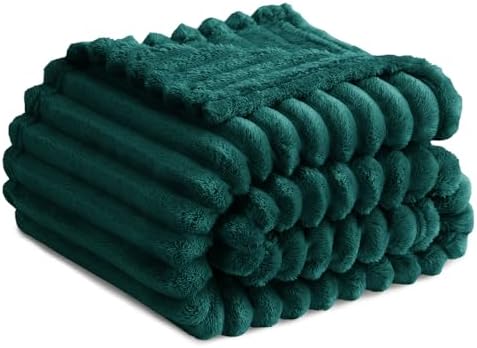 RUIKASI Kuscheldecke Flauschig Decke Dunkelgrün - 150x200cm Fleecedecke Sofadecke Couchdecke für Wohnzimmer Deko Tagesdecke Blanket, Weiche Wolldecke Warme Korddecke als Wohn- & Ku