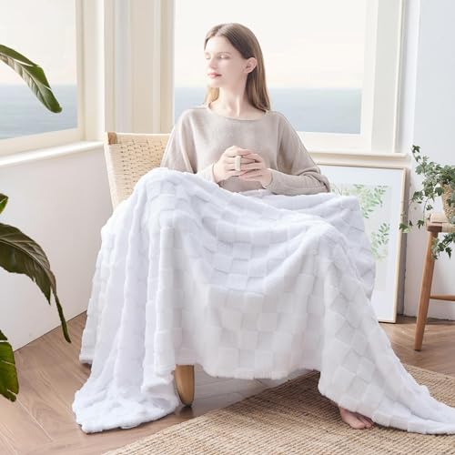 NEWCOSPLAY Super Soft King Blanket White Premium Silky Flannel Fleece 3D Checkered Lightweight Bed Blanket All Season Use (White Checkered, King(90"x110"))