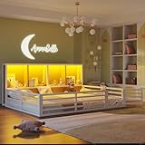 EURHCIO Lit Au Sol Enfant 140x200cm,Lit Enfant Montessori avec Éclairage LED Réglable,Compartiment de Rangement,Porte,Barrières Hautes,pour Enfants,Pin (Blanc)