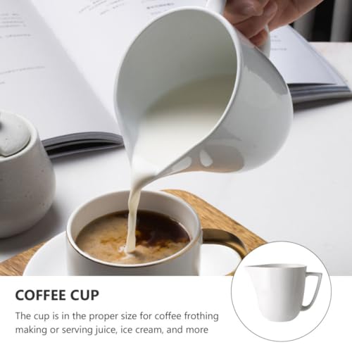 Jarra de leche de cerámica con asa ergonómica para un control total al preparar tu espuma de café. 4