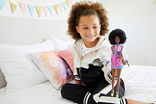 Barbie Fashionista Muñeca afroamericana con chaqueta beisbolera y accesorios de moda (Mattel GRB48)